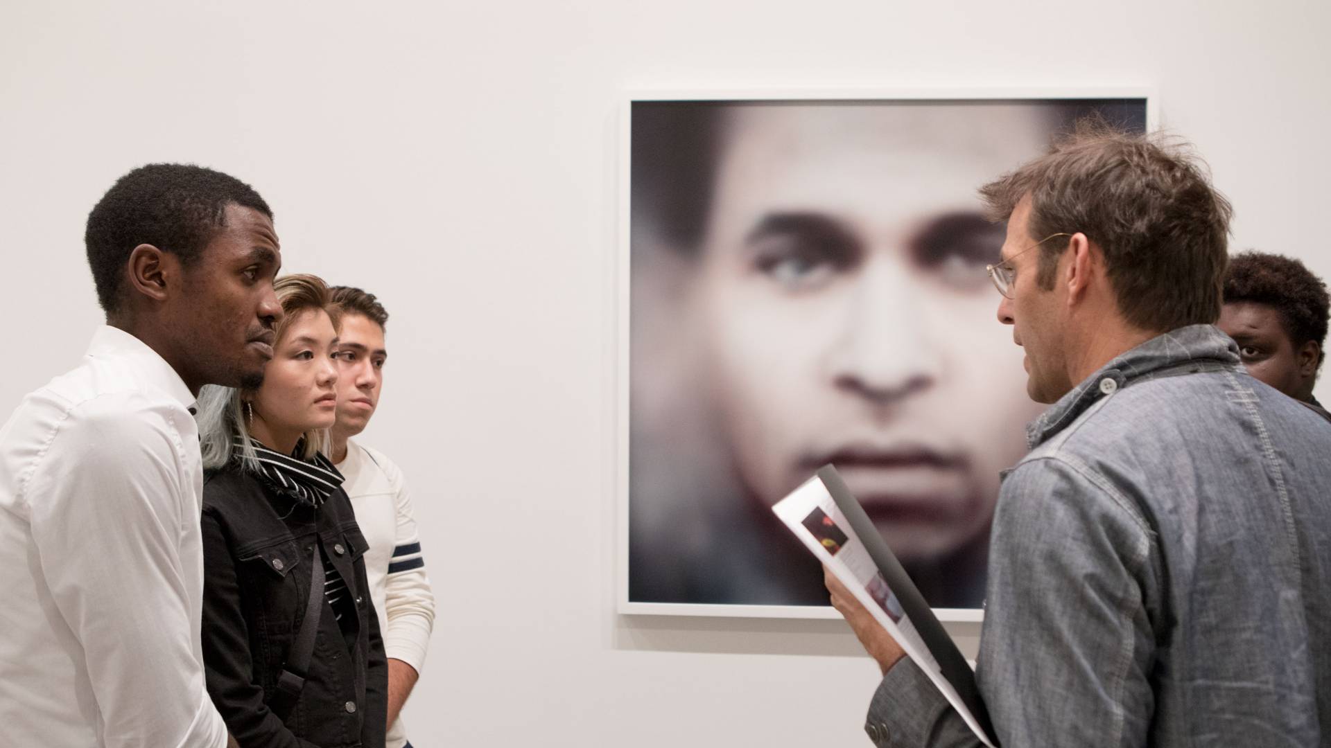 Professor Whetstone discusses photo with students at New York gallery 
