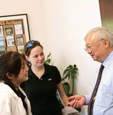 Gordon Wu speaking with undergraduate students