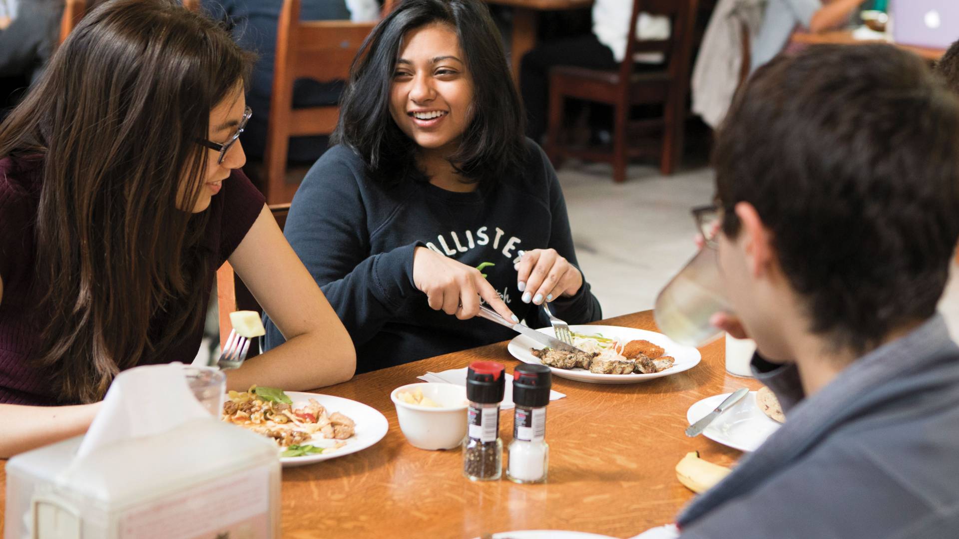Binita Gupta eating with friends in dining hall