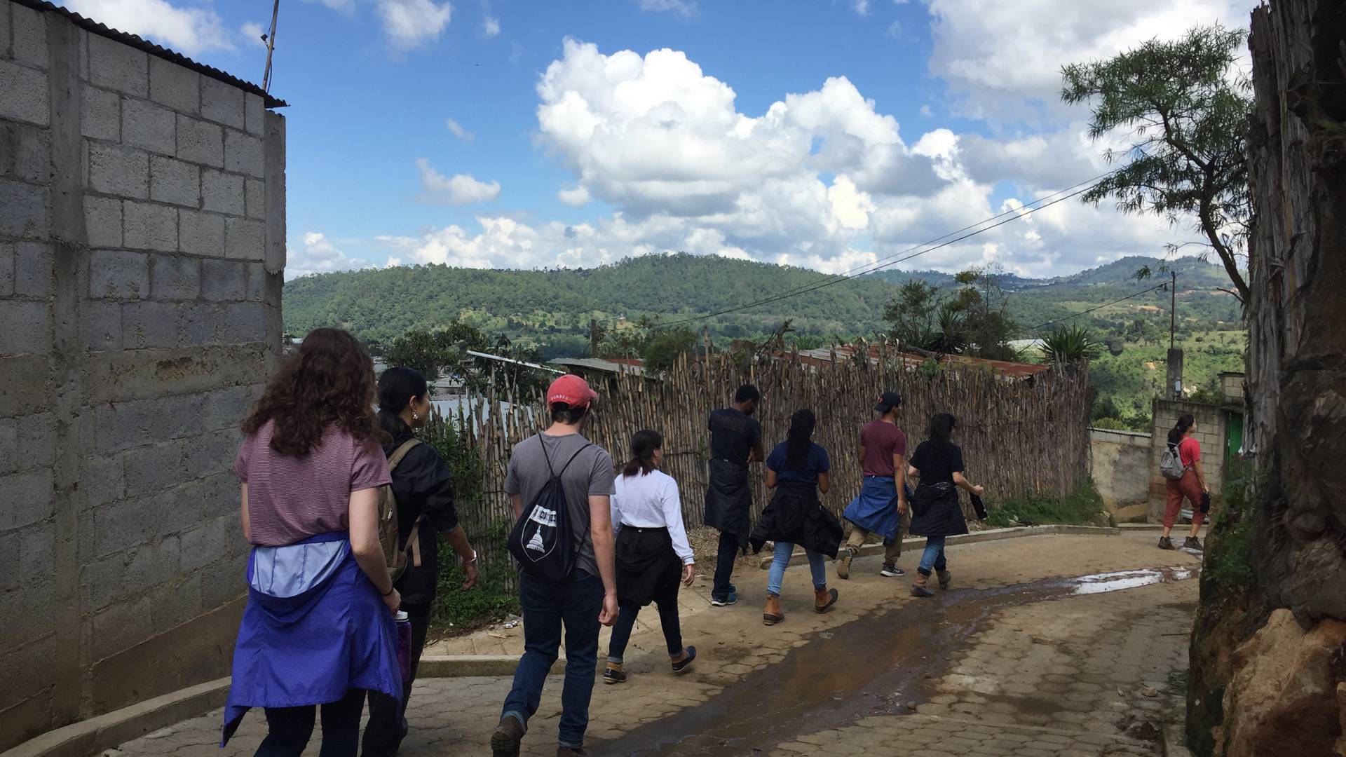Students walking from a visit in San Rafael El Arado