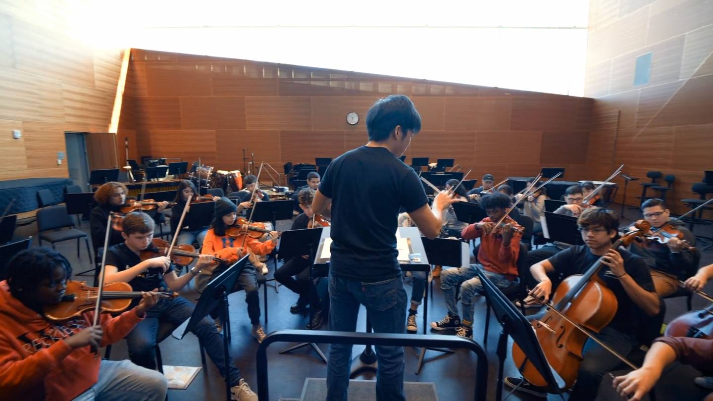 Lu Chen conducts a practice session