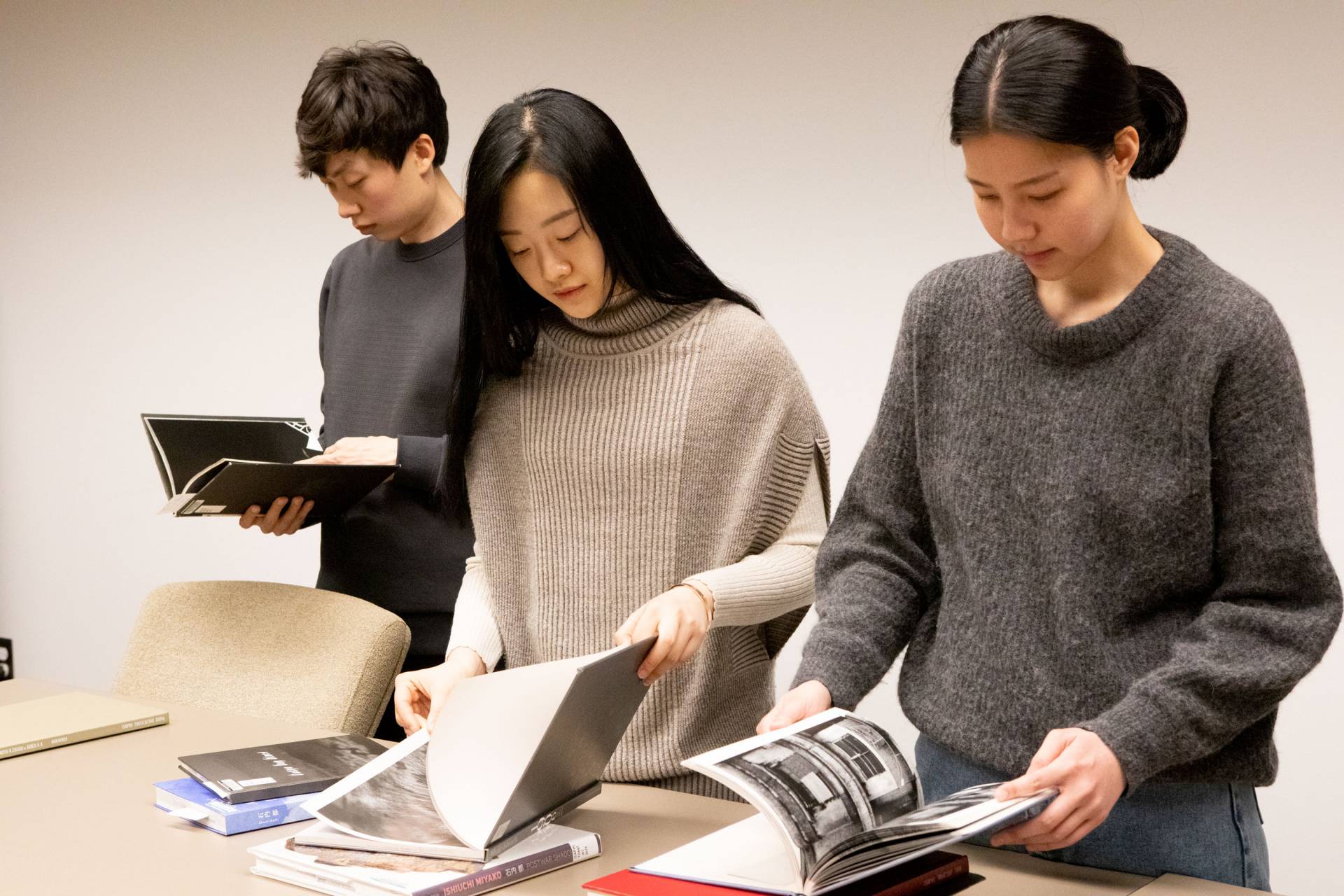 Students looking at Japanese magazines
