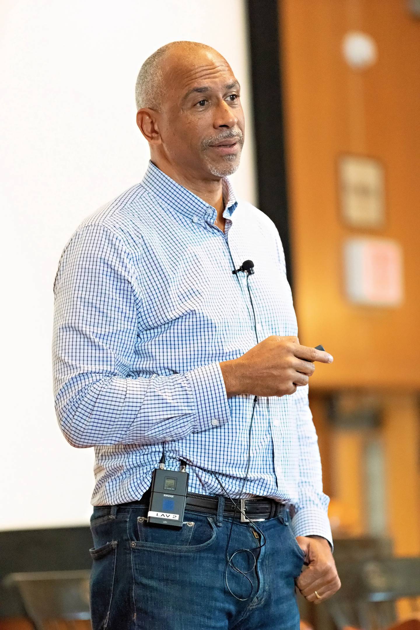 Pedro Noguera speaks to an audience