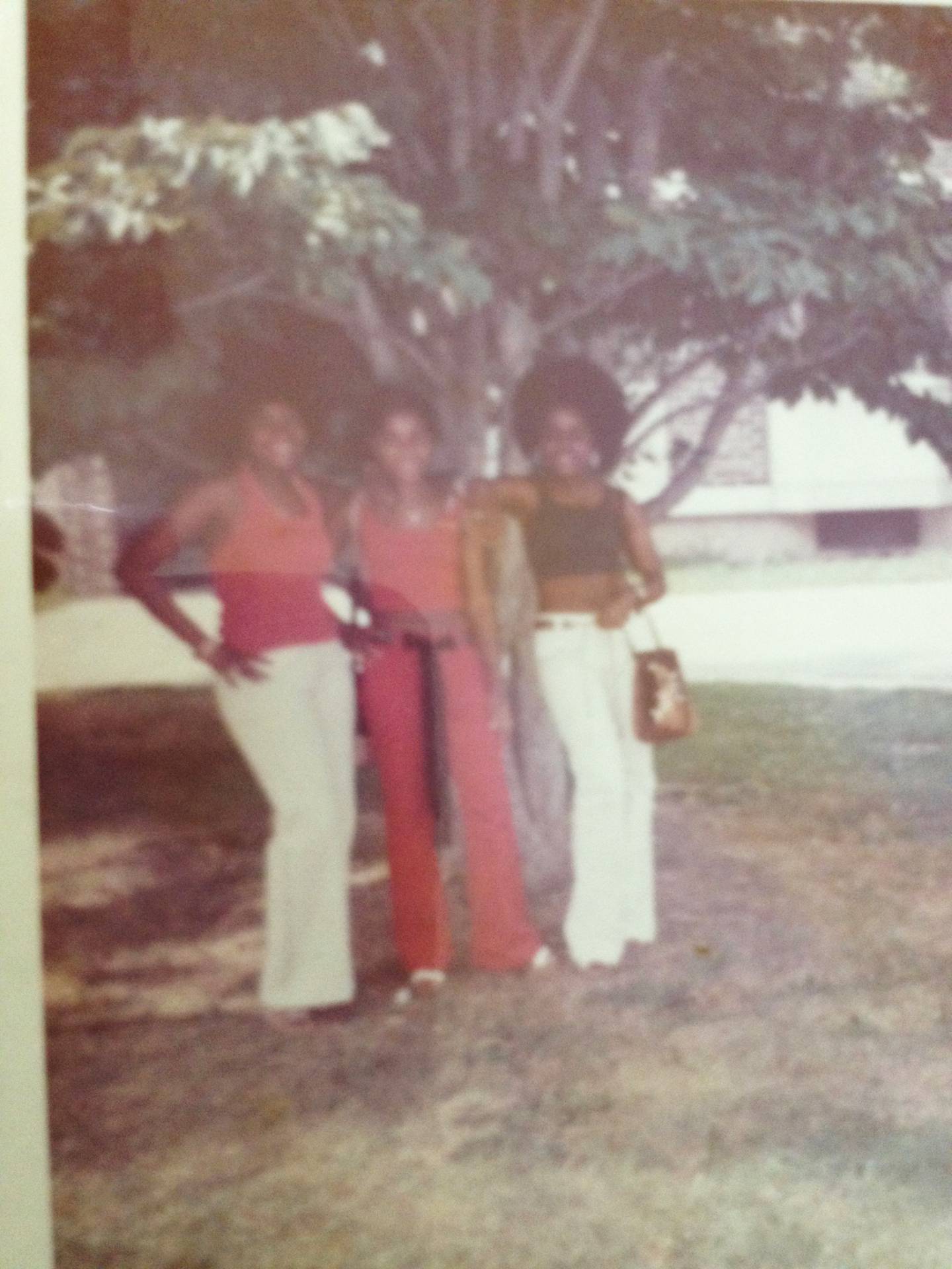 Thomas sisters pose in front of a tree