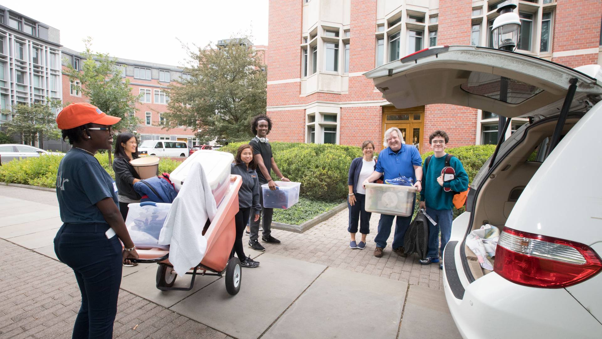 Students and families moving into dorms