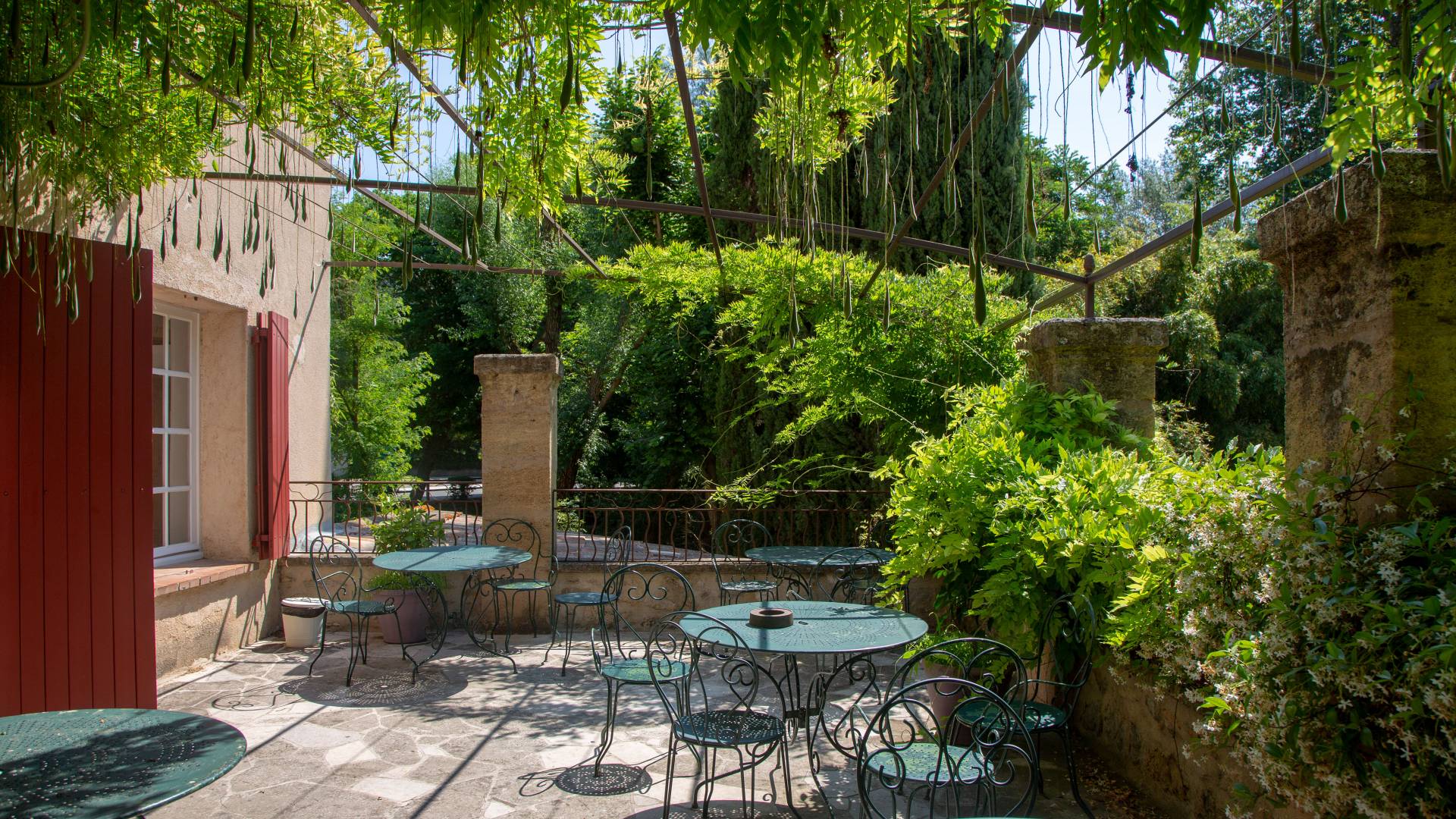 Outdoor patio of Aix-en-Provence language institute in France