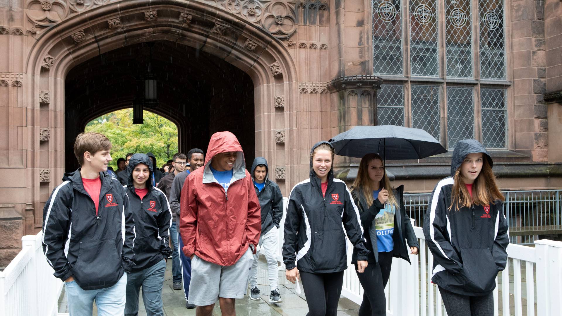 Students walking through Johnson Arch