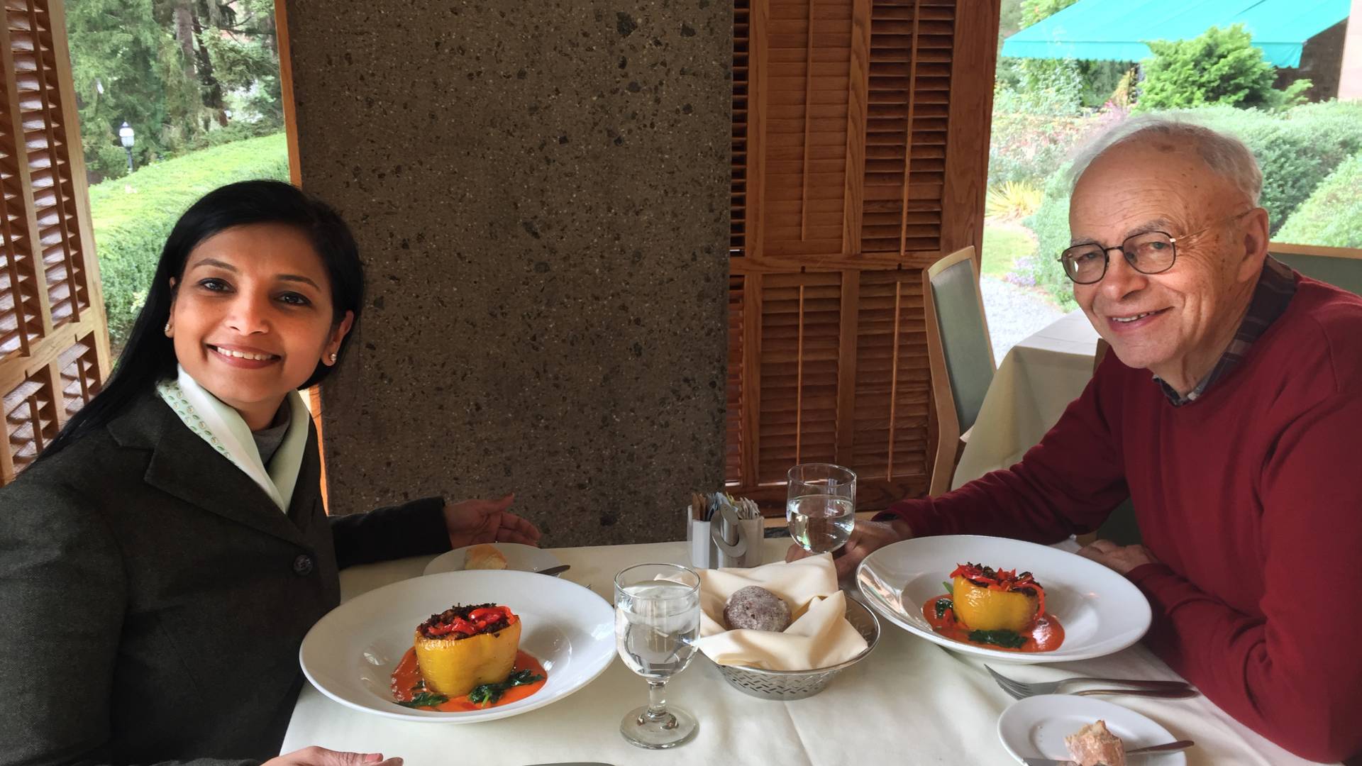 Smitha Haneef and Peter Singer eating lunch together