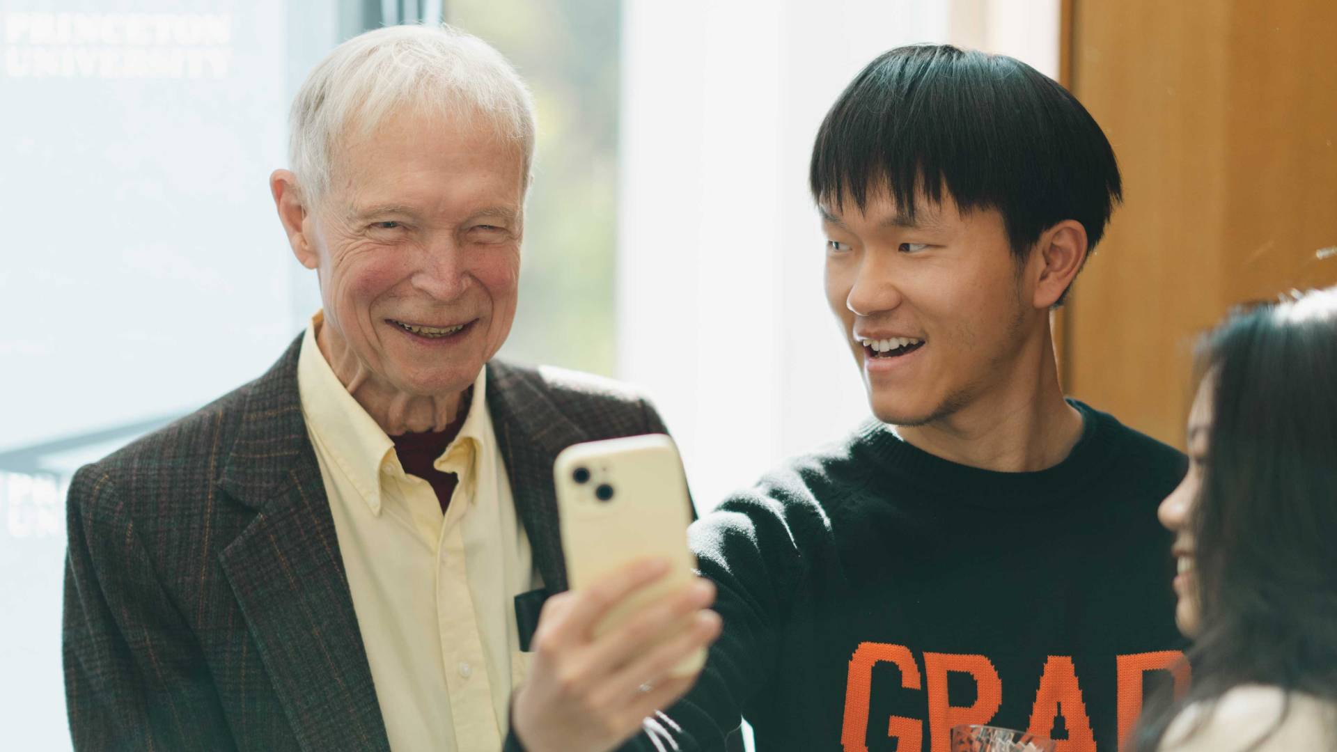 A student asks to take a selfie with Hopfield