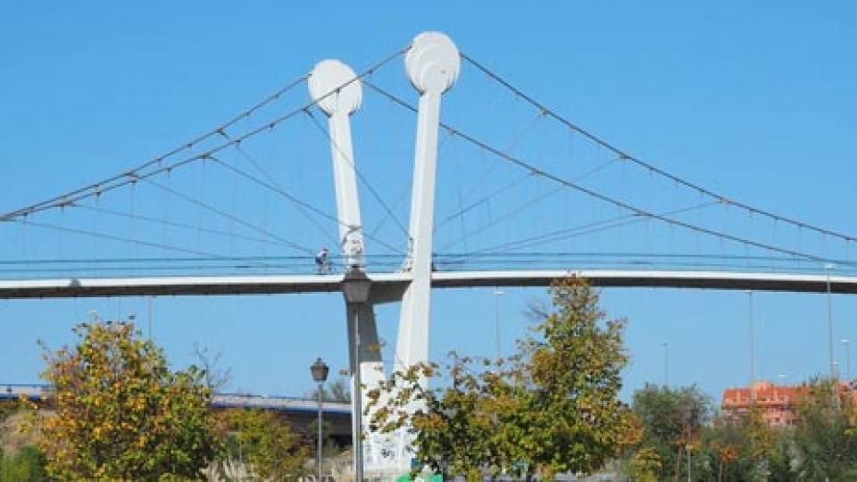 Engineering students learn about Spanish bridge design