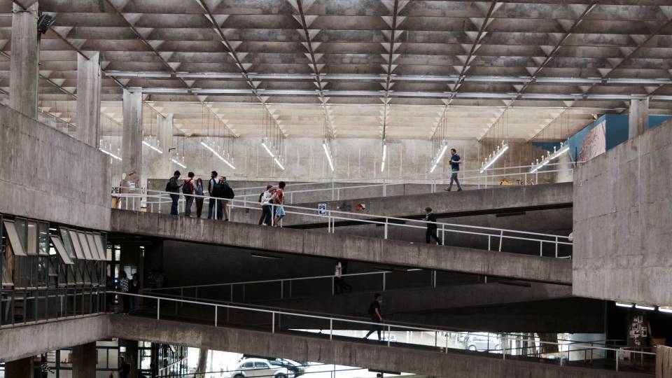 Students walking on ramp in São Paulo