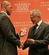 Annan receiving Crystal Tiger award