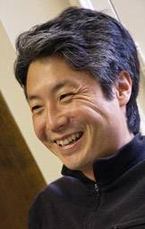 Acclaimed novelist Lee shares meticulous writing approach in classroom