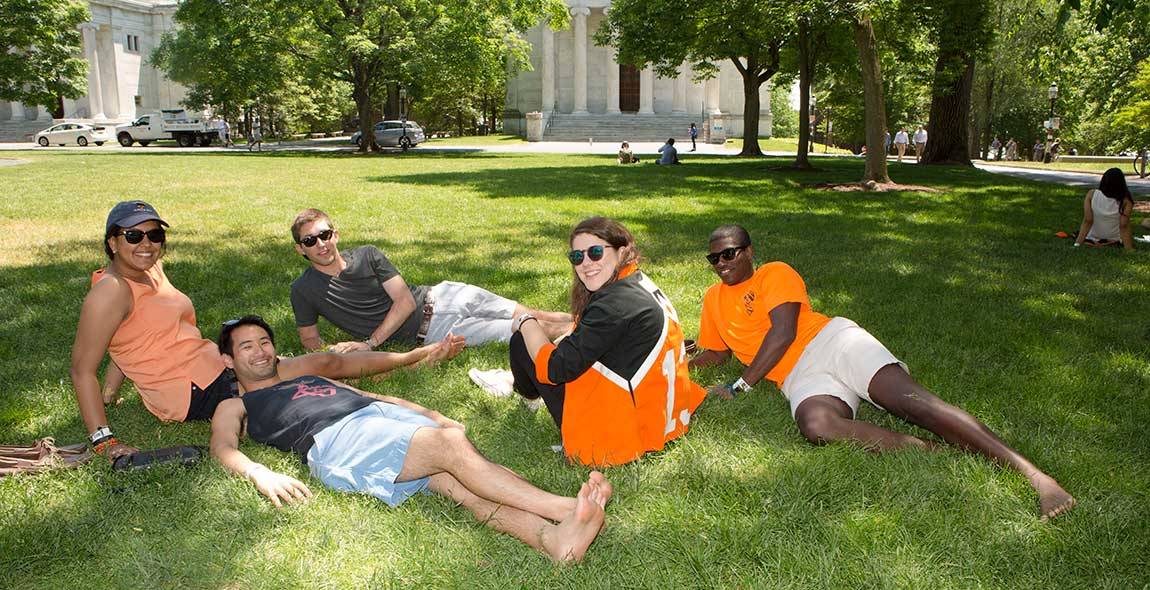 Reunions 2015 alumns relax on lawn