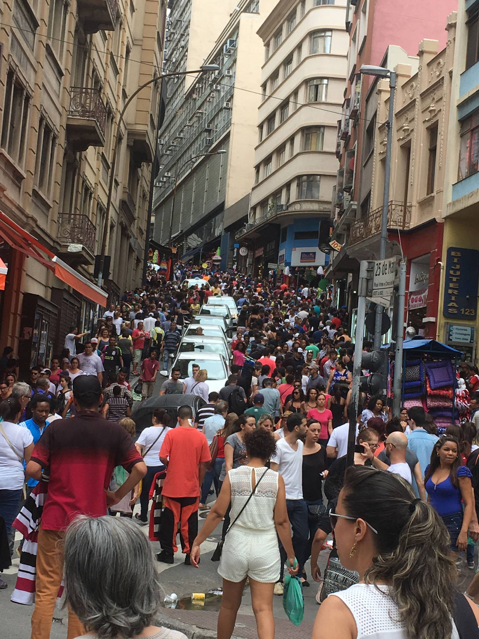 Crowd in São Paulo’s Rua 25 de Março