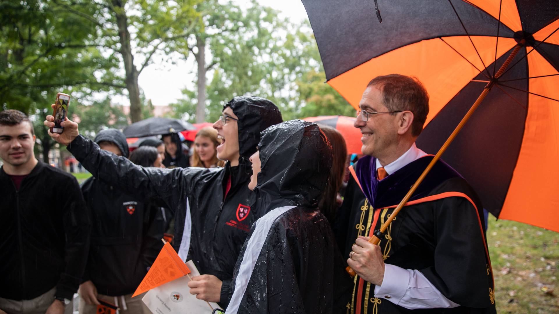 Students taking a selfie with President Eisgruber 