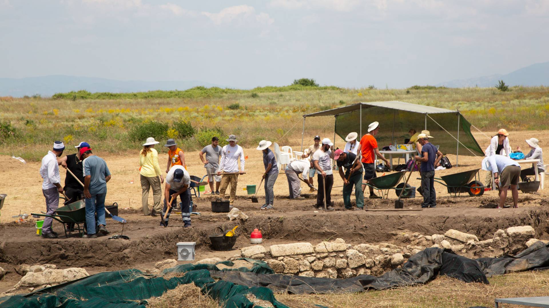 Students digging at excavation site