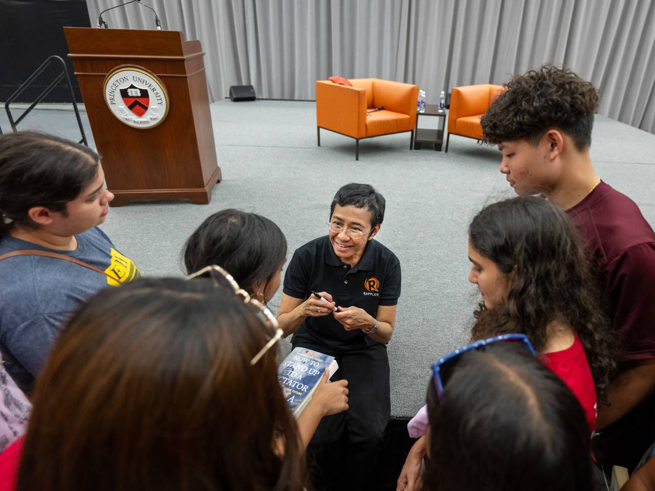 Maria Ressa talks with students during the Princeton Pre-read