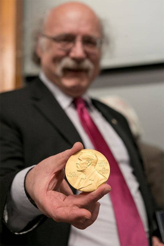 Duncan Haldane shoes his Nobel medal