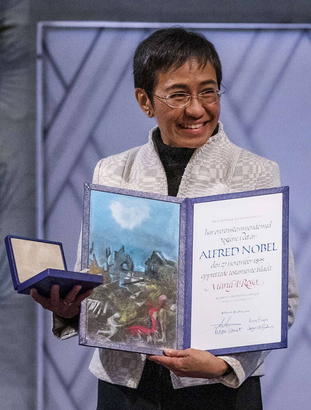 Maria Ressa receiving the Noble Prize