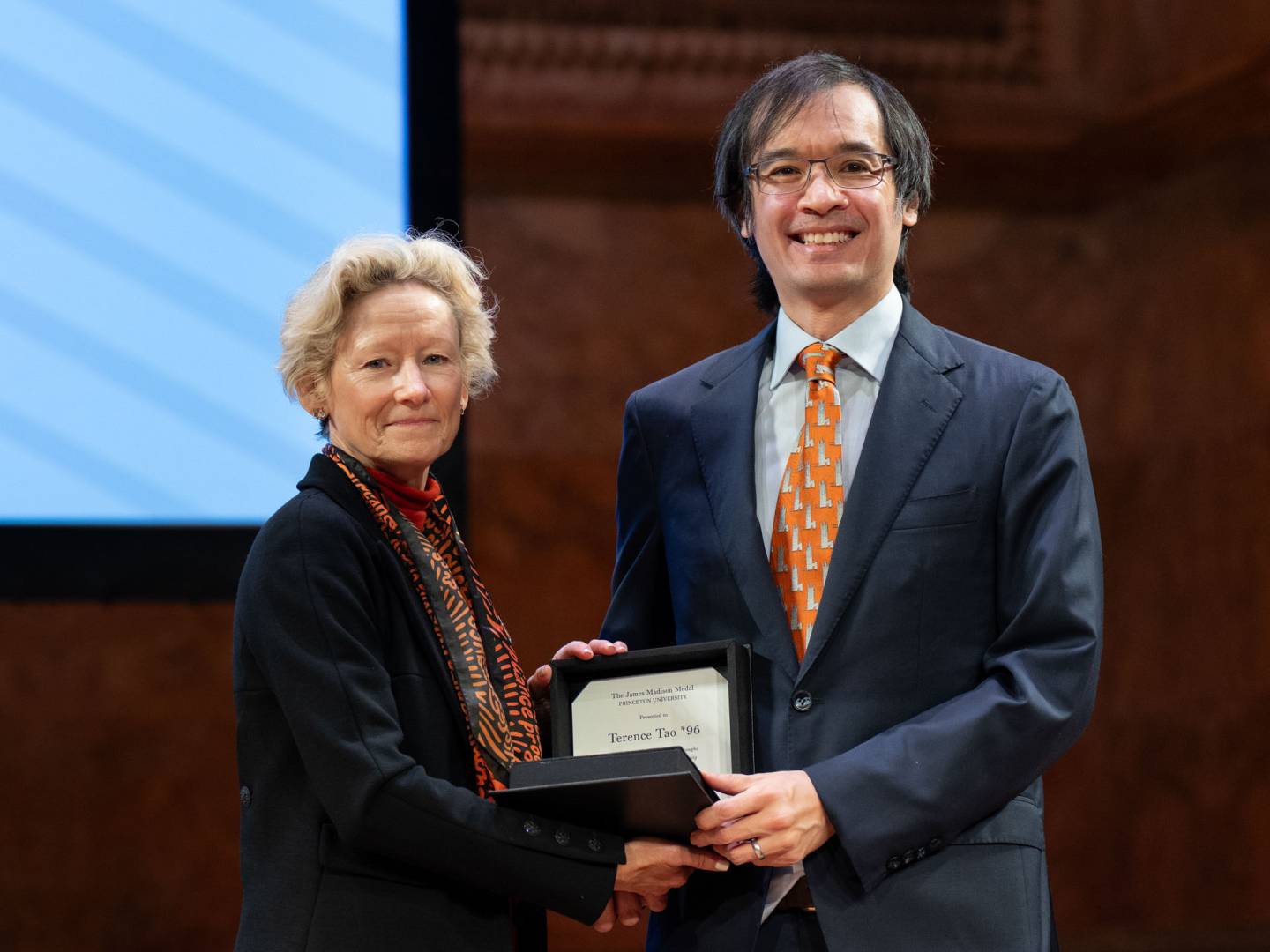 Louise "Weezie" Sams presents award to Terence Tao.