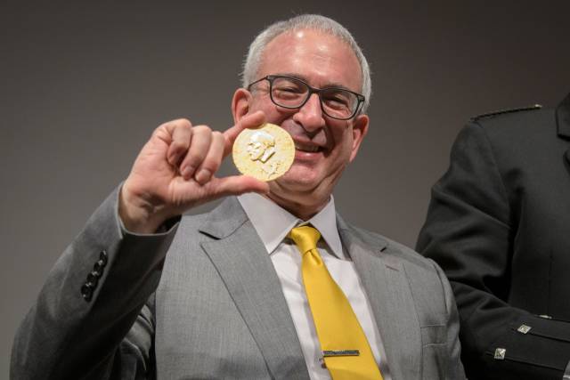 Angrist shows his Nobel medal